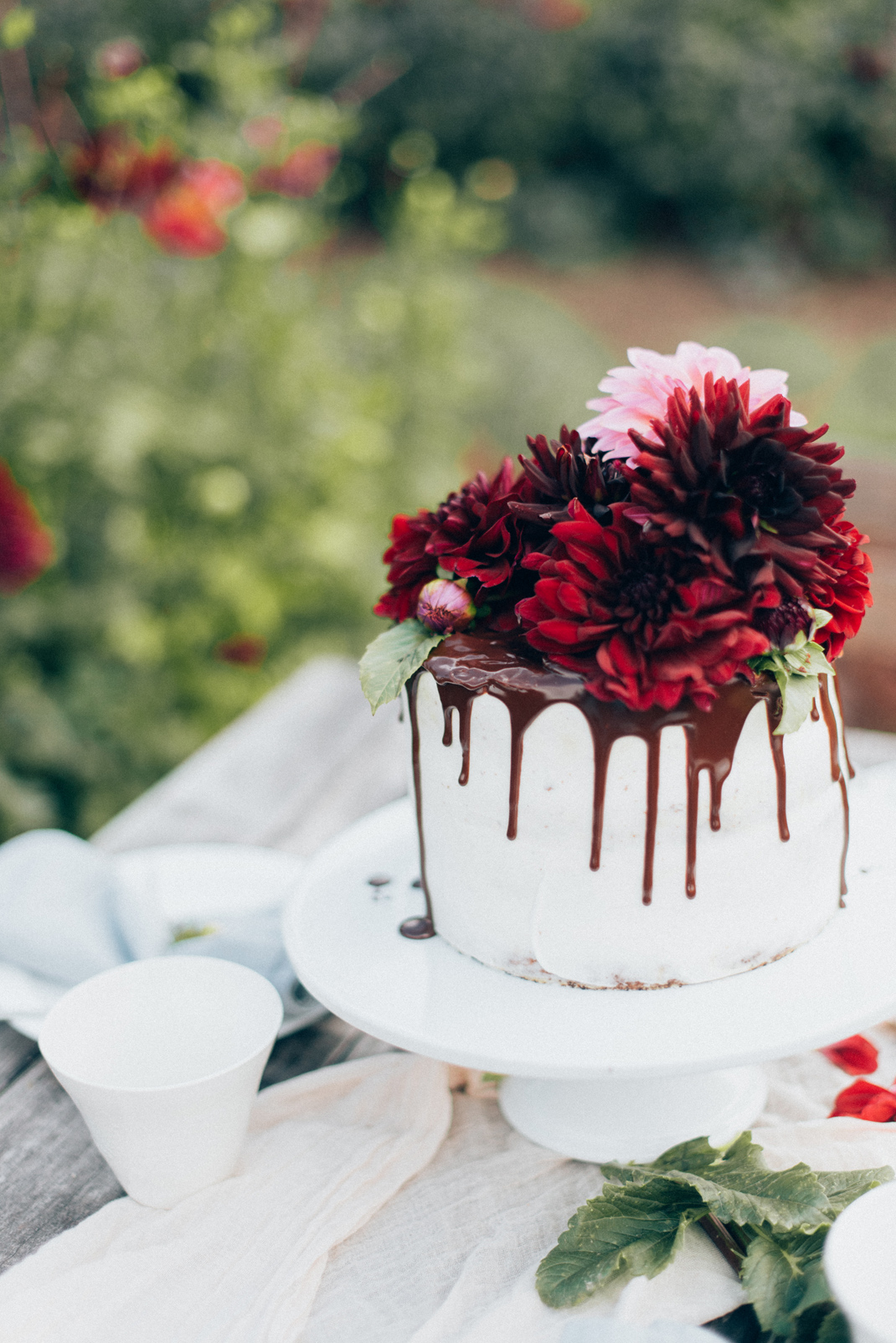 Silvia Fischer. Echte Kuchenliebe. Drip Cake Torte mit frischen Blumen